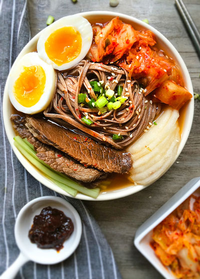 Un plat de kimchi